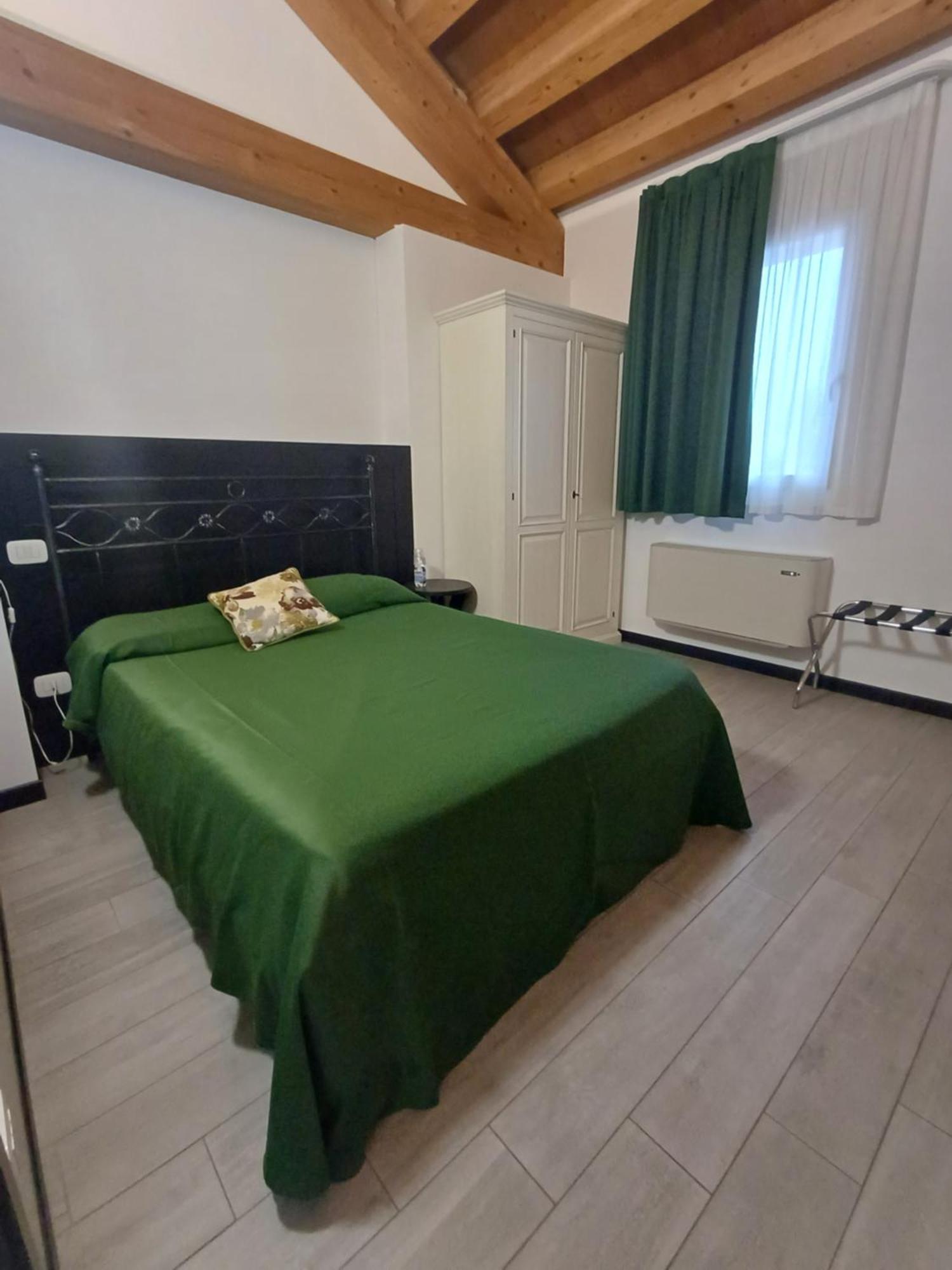 Arneroni Villa Codogne ภายนอก รูปภาพ